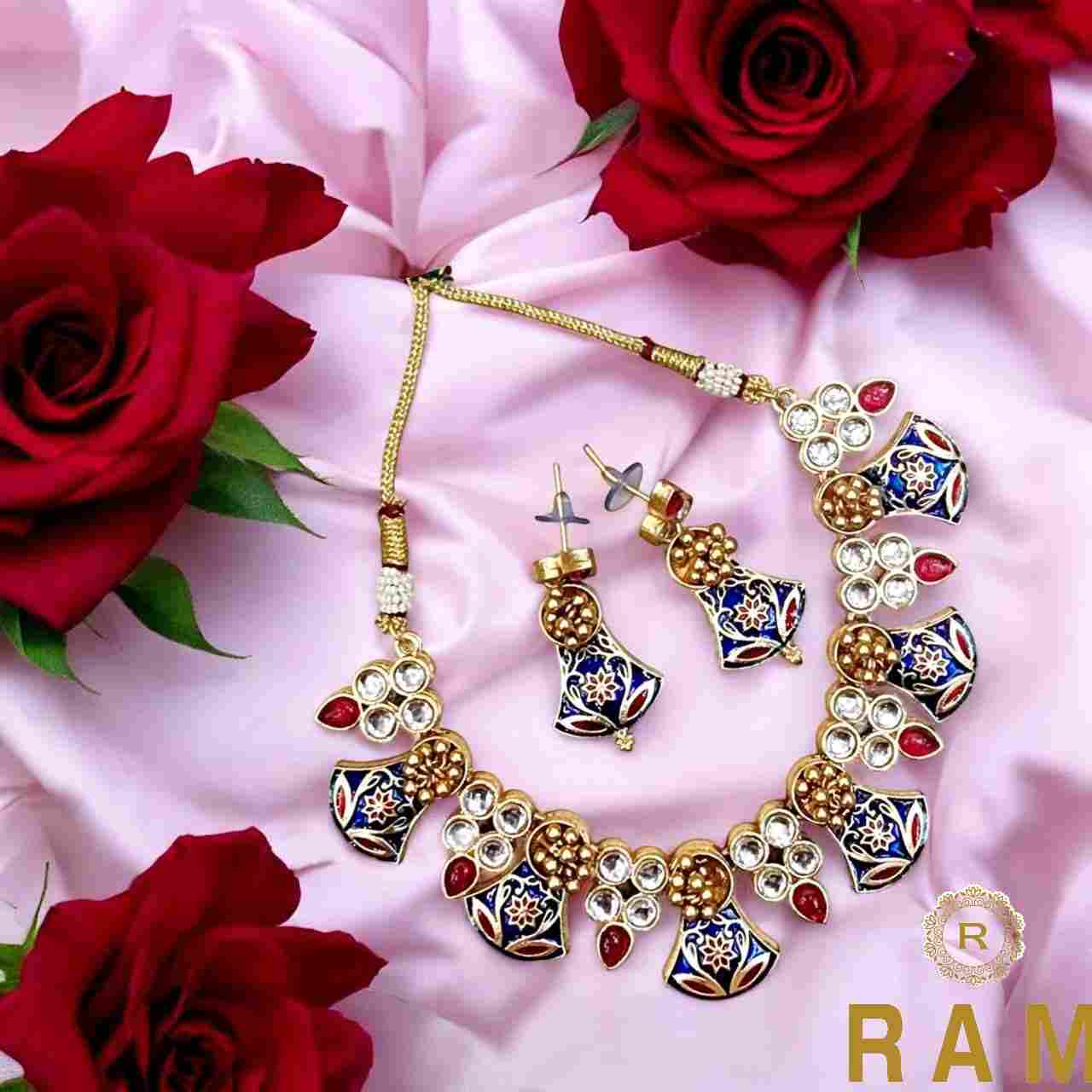 BRASS SHORT NECKLESS