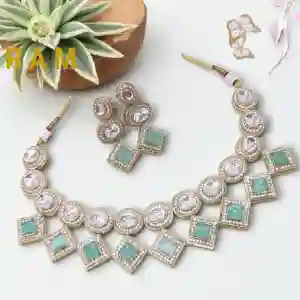 BRASS SHORT NECKLESS